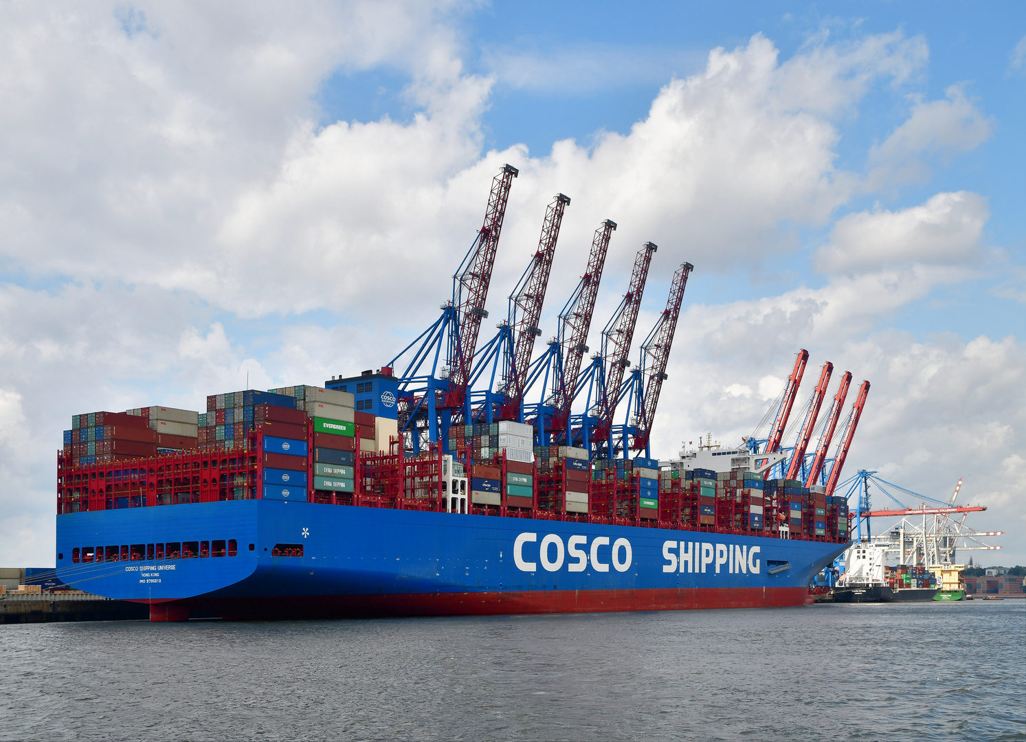 Cosco Shipping Universe in Hamburg