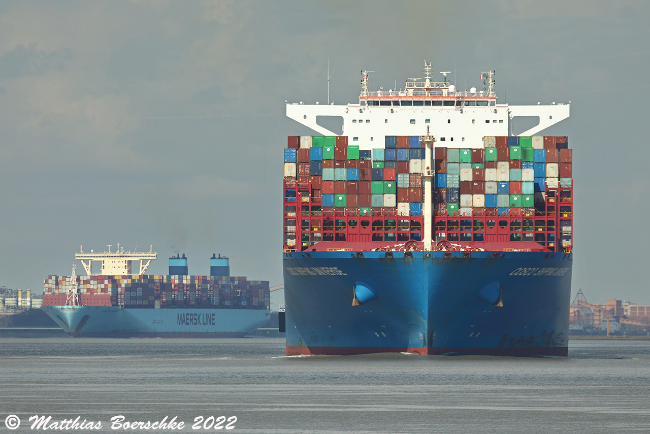 COSCO Shipping Universe und Moncao Maersk