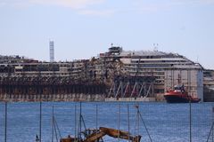 Costa Concordia im Hafen von Genova Voltri