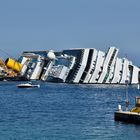 Costa Concordia vor der Hafeneinfahrt von Giglio Porto