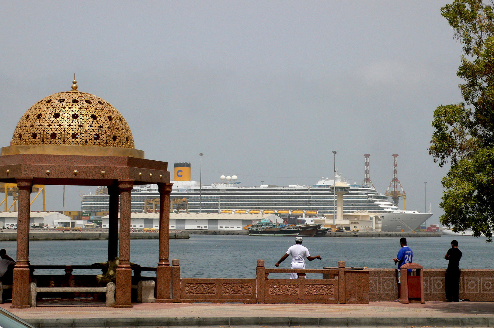 Costa Deliziosa am 24. März 2012 im Hafen von Muscat (Oman)