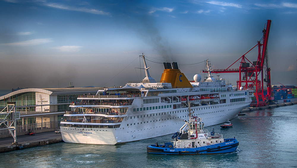 Costa..... im Hafen von Barcelona..