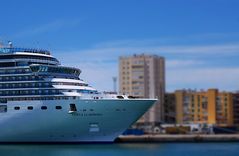 Costa Luminosa in Cadiz, Schwesterschiff der Costa Concordia