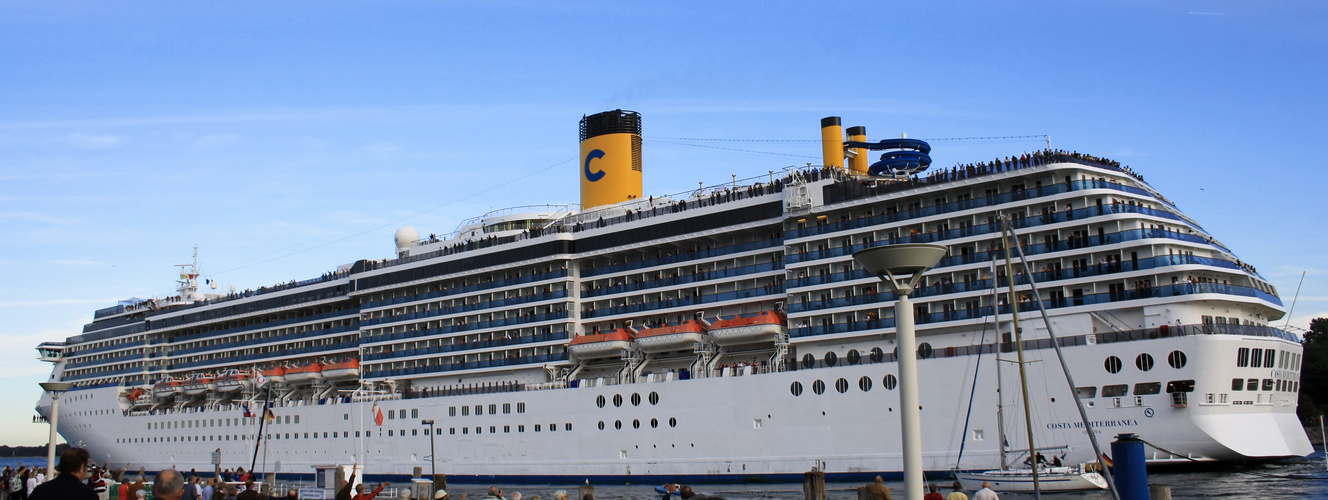 Costa Mediterranea zu Besuch in Lübeck-Travemünde im Jahre 2009