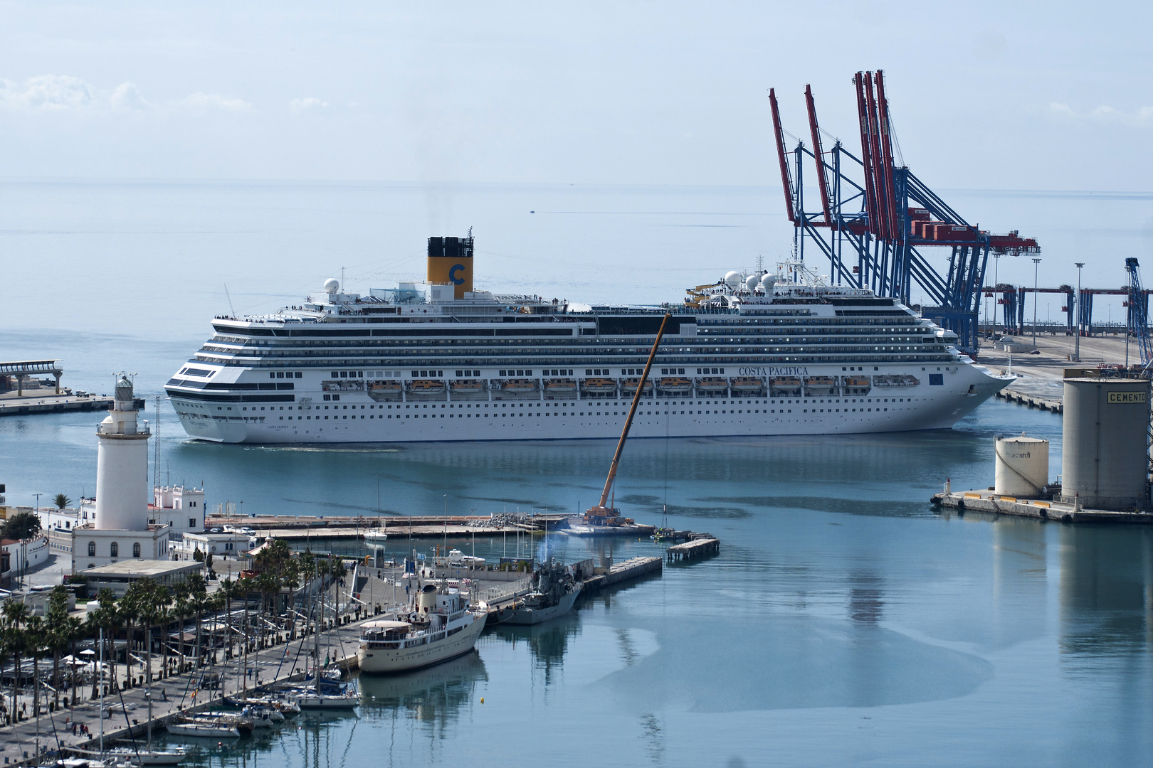 Costa Pacifica im Hafen von Malaga