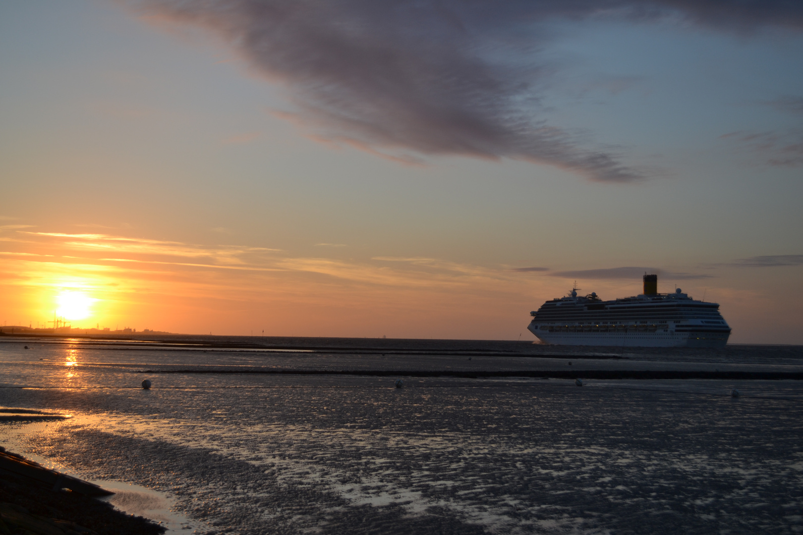 Costa Pacifica vor Cuxhaven