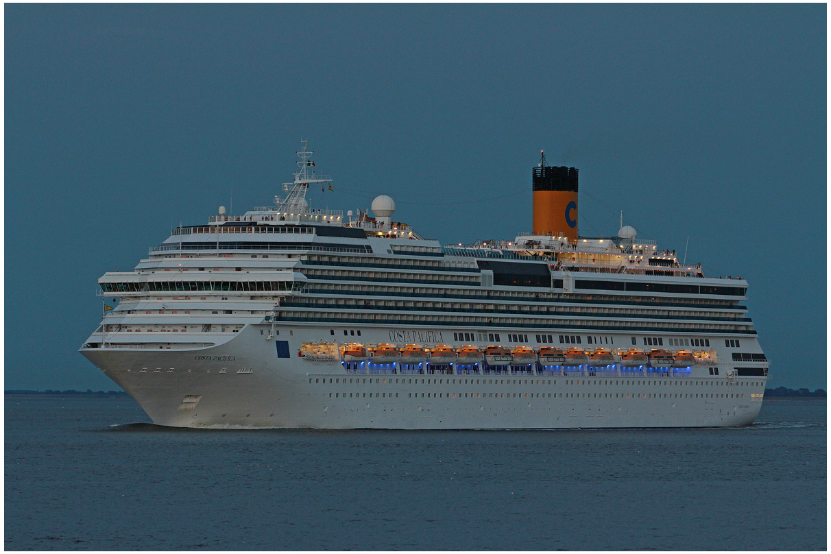 Costa Pacifica vor Cuxhaven