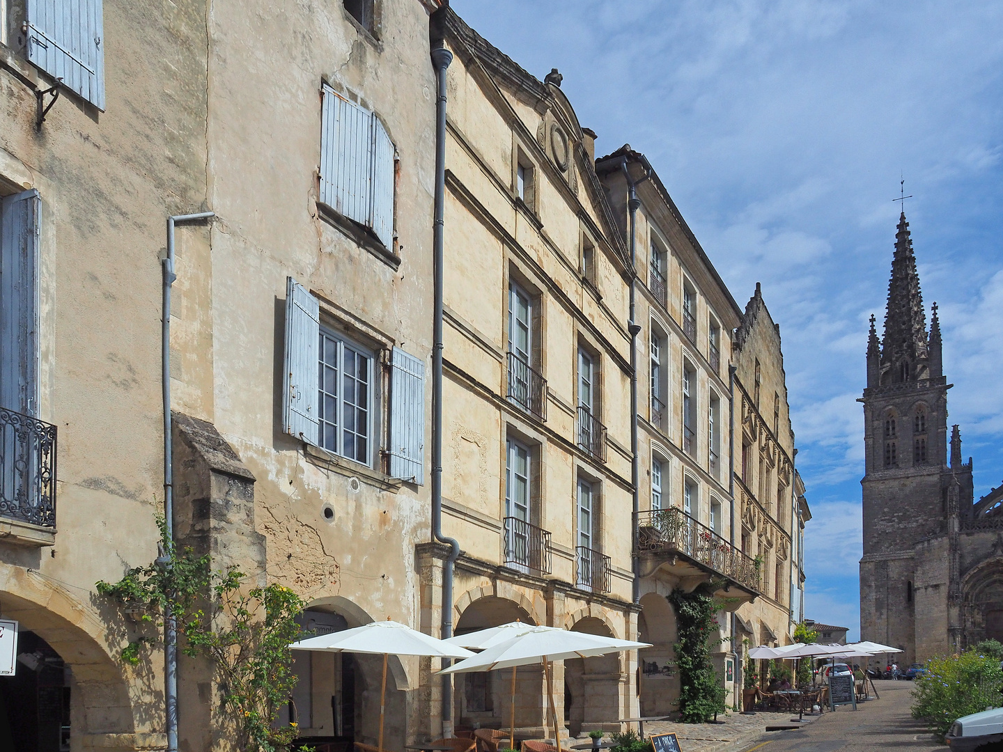 Côté nord de la place de la Cathédrale de Bazas