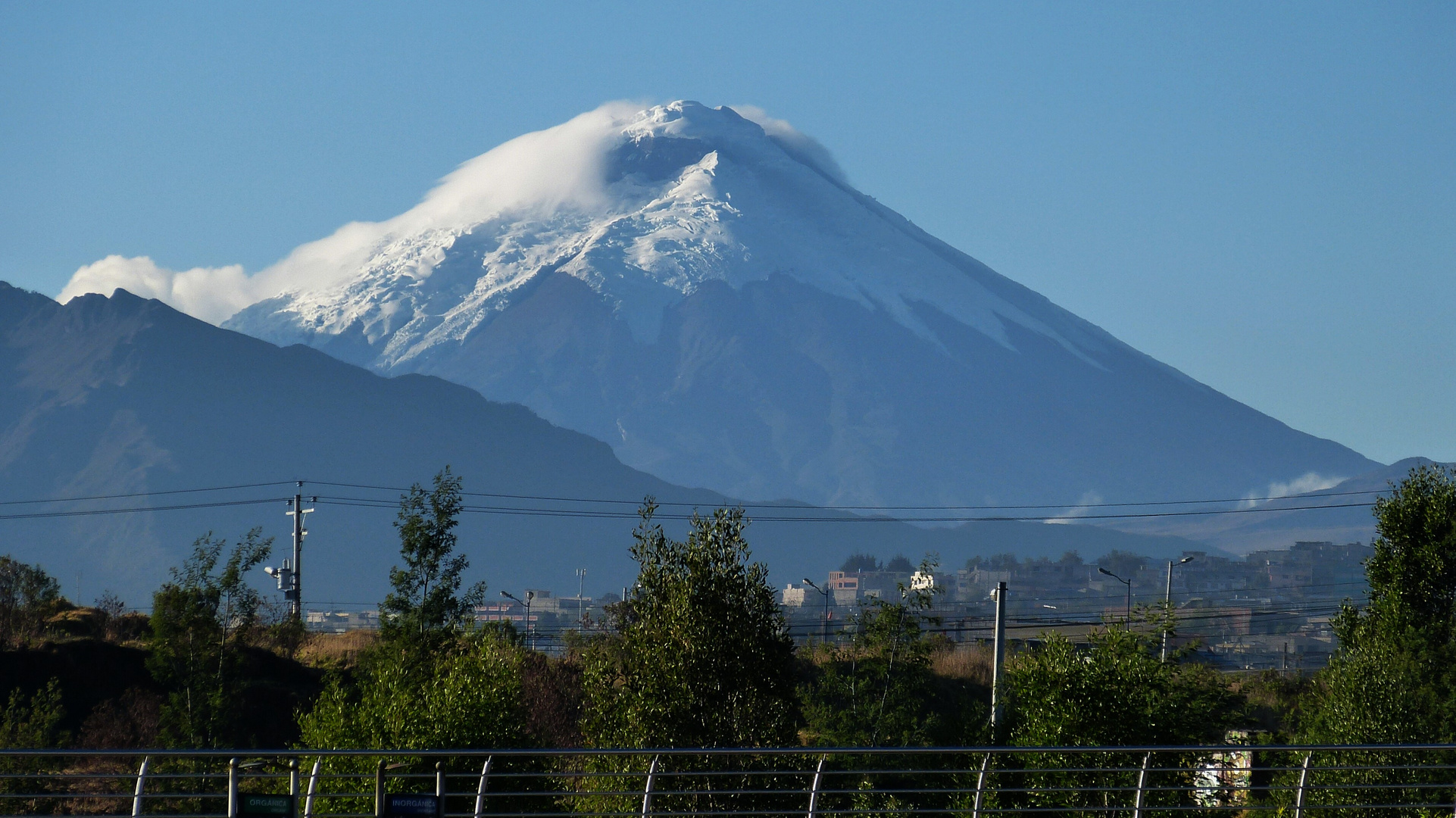 Cotopaxi aus fahrendem Bus.