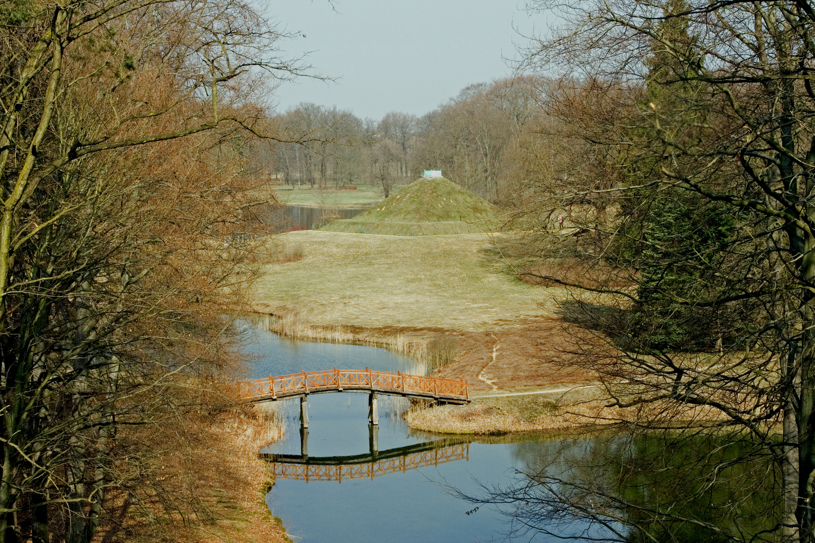 Cottbus, Branitzer Park: Blick auf einer Leiter stehend vom Hermannsberg auf die Landpyramide