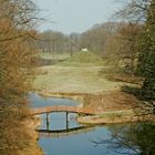 Cottbus, Branitzer Park: Blick auf einer Leiter stehend vom Hermannsberg auf die Landpyramide