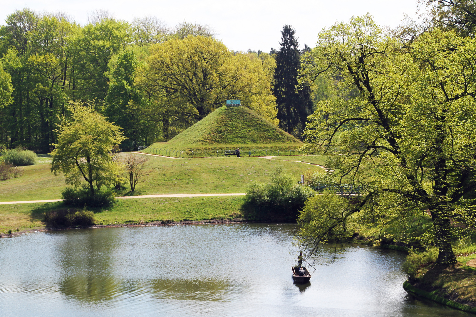 Cottbus, Branitzer Park: Blick von der Spitze der Seepyramide zur Landpyramide