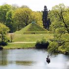 Cottbus, Branitzer Park: Blick von der Spitze der Seepyramide zur Landpyramide