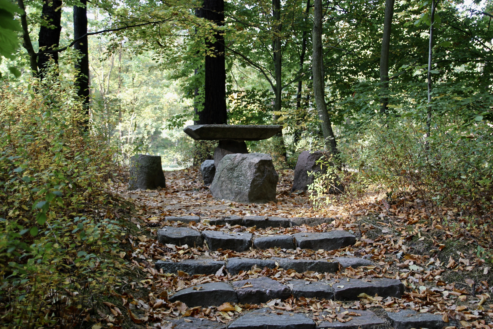  Cottbus, Branitzer Park: Der steinerne Tisch