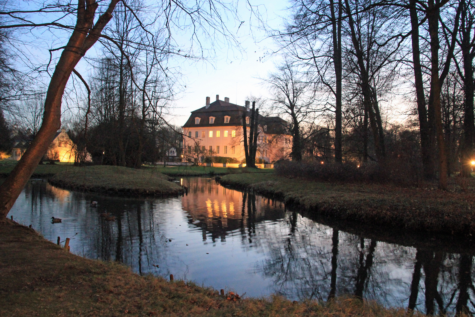 Cottbus, Branitzer Park: Die Nordseite des Schlosses nach Sonnenuntergang