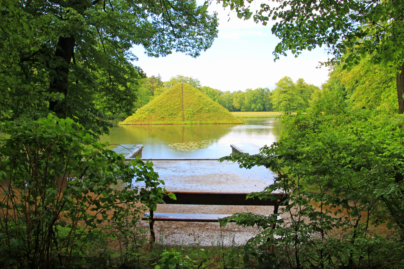 Cottbus, Branitzer Park: Die Seepyramide bei Regenwetter