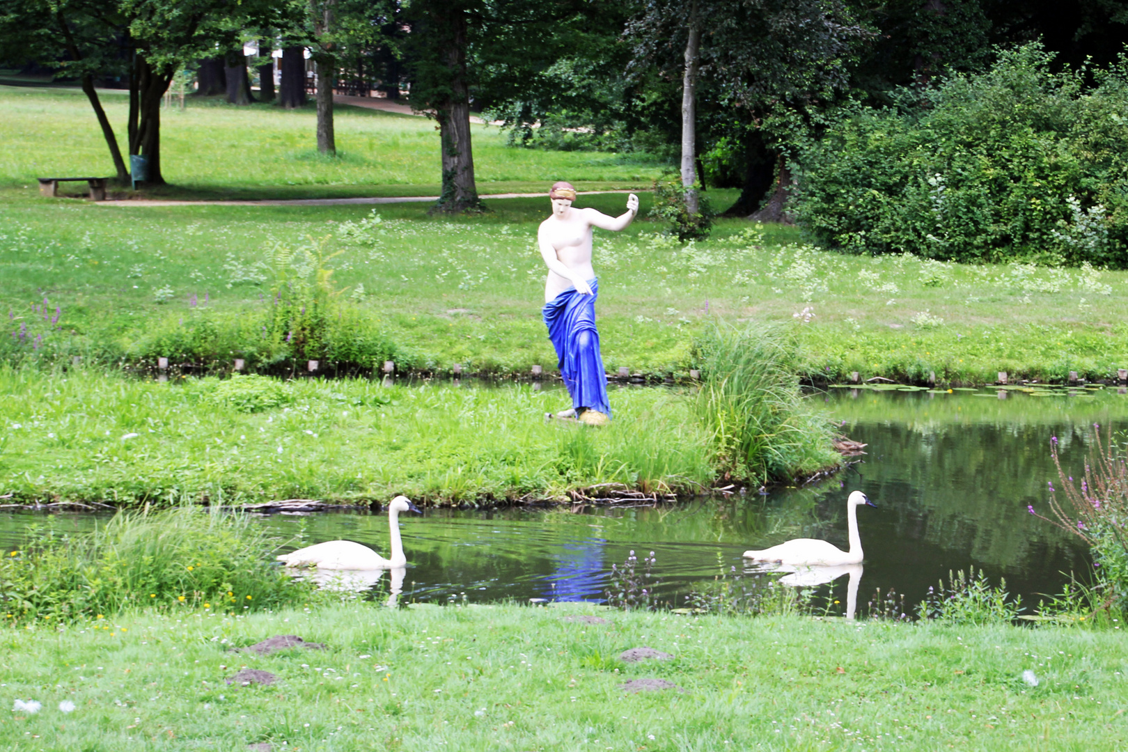 Cottbus, Branitzer Park: Die Venus Capua im Schlosssee