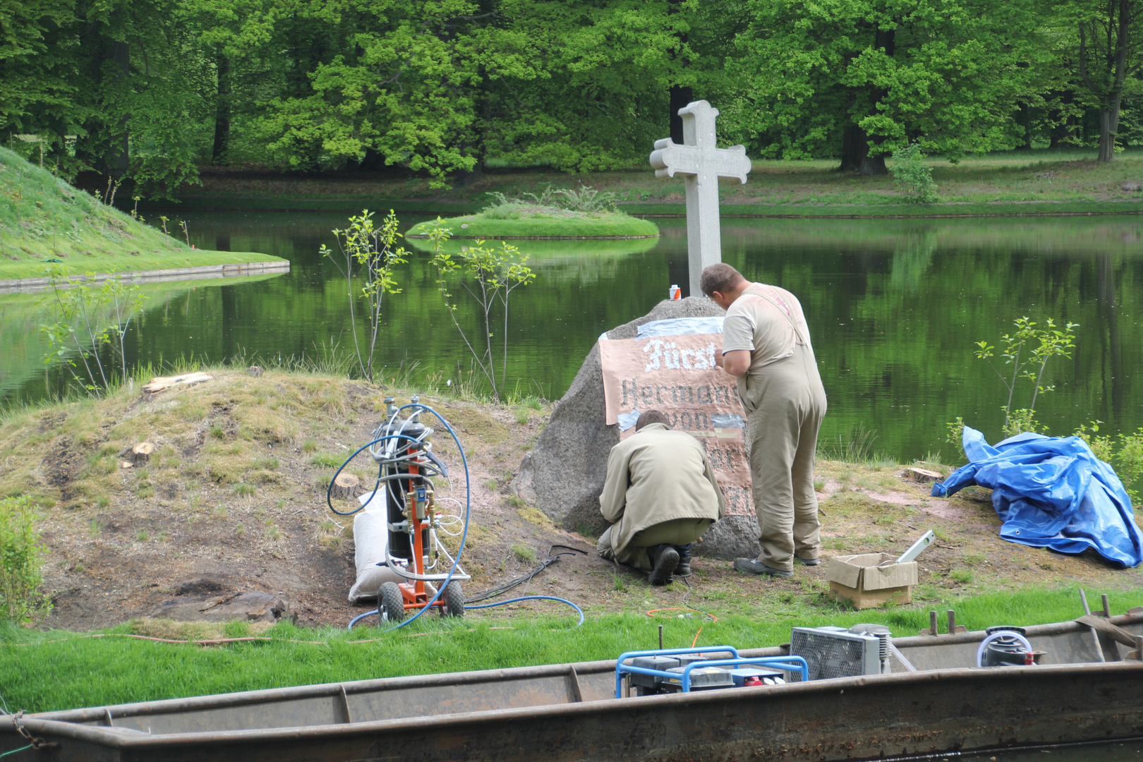 Cottbus, Branitzer Park, Gedenkstein: Alles neu macht der Mai