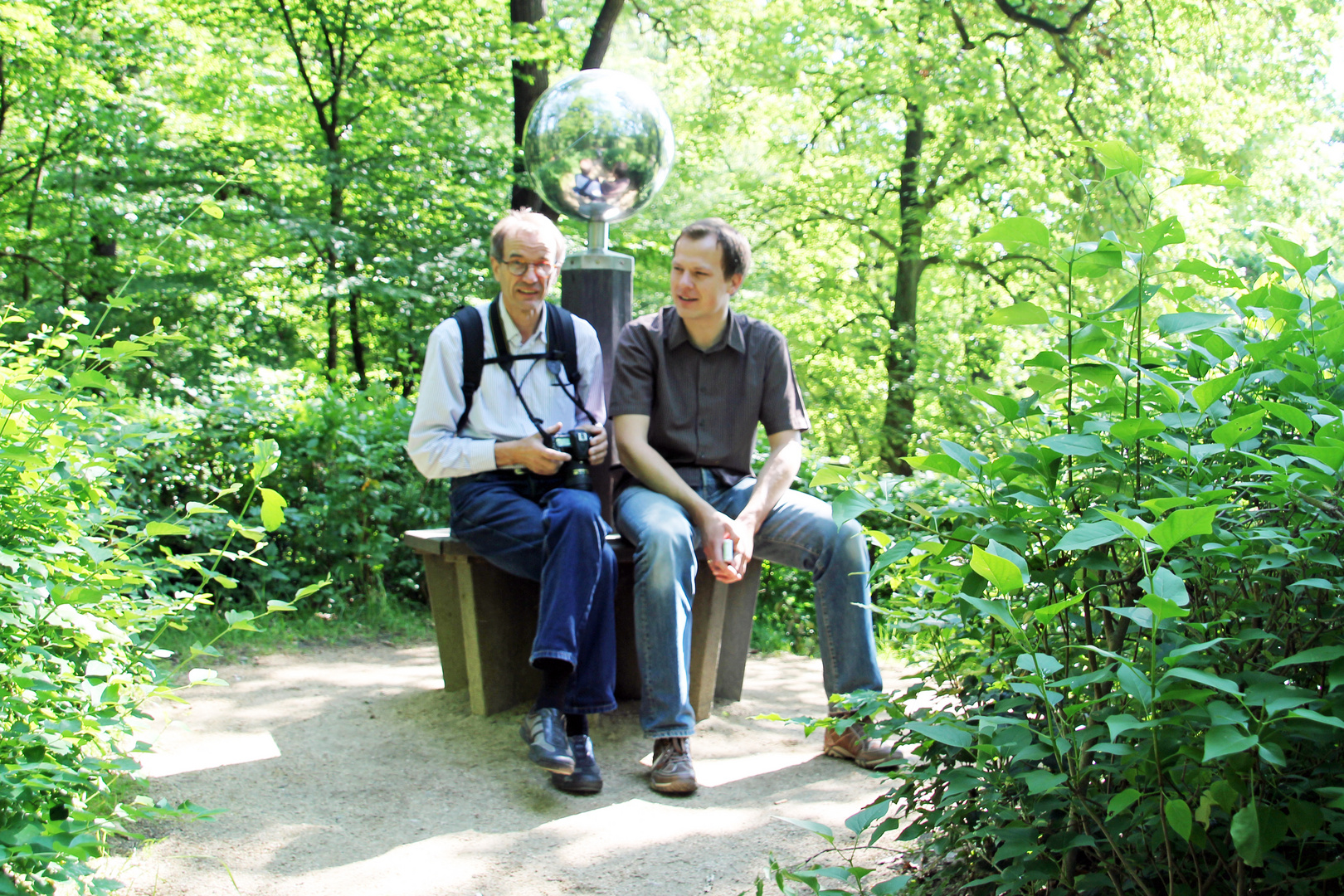 Cottbus, Branitzer Park, Kugelberg: Parkdirektor Claudius Wecke (re.) im Gespräch mit einem Besucher