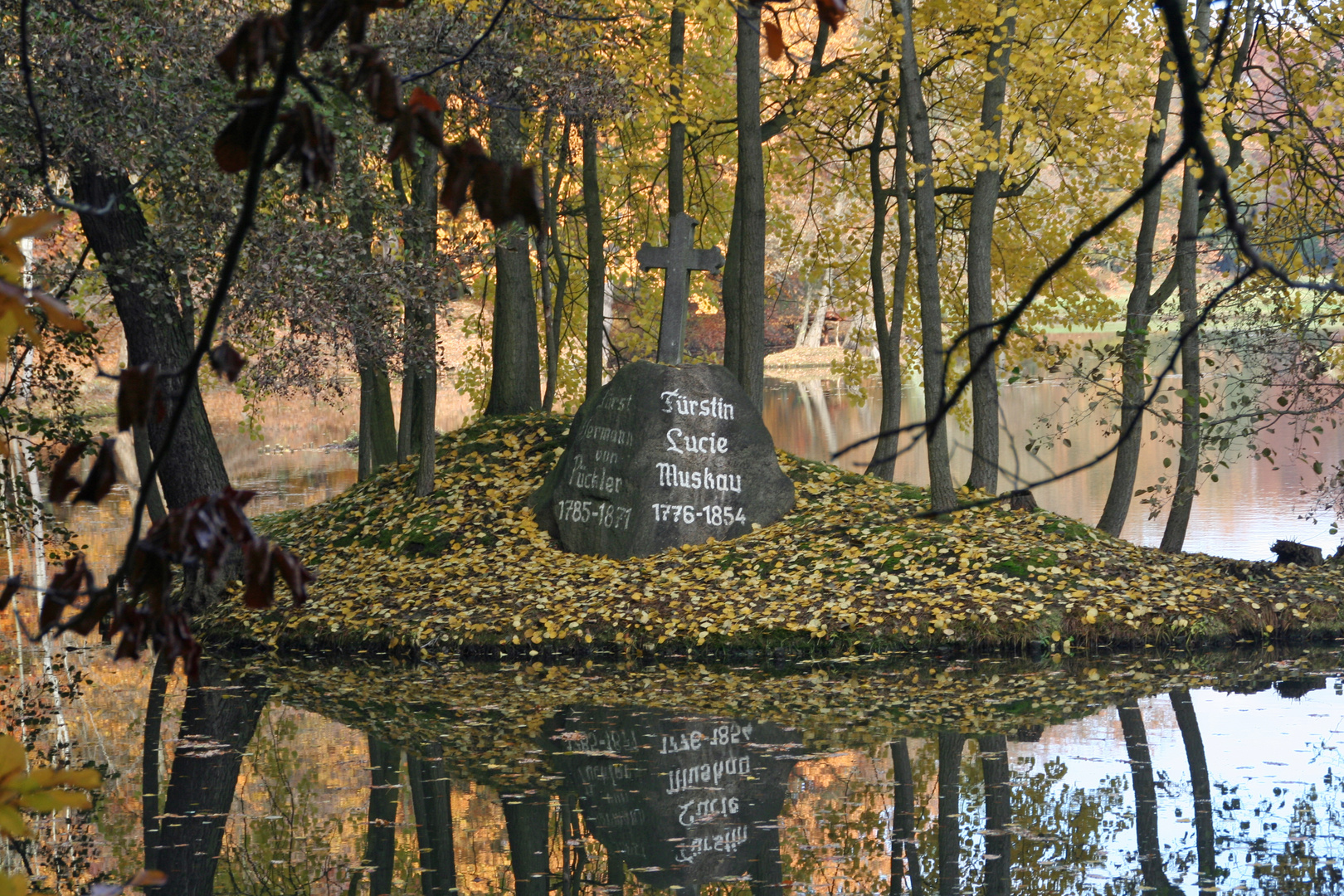 Cottbus, Branitzer Park: Pücklergedenkstein nahe der Seepyramide