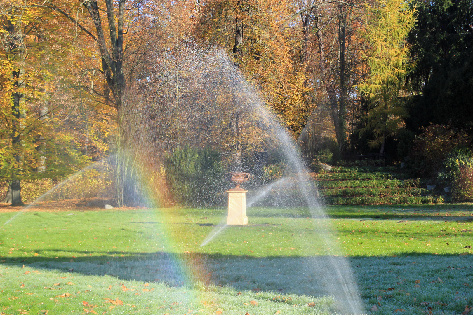 Cottbus, Branitzer Park: Regenbogen vor Hundegrab, Warwickvase und Rosenhügel