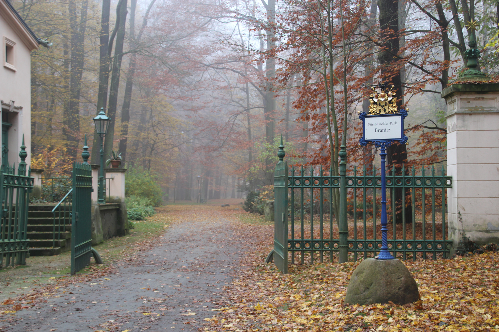 Cottbus, Branitzer Park, Torhaus: Tritt ein in den herbstlich-nebligen Park