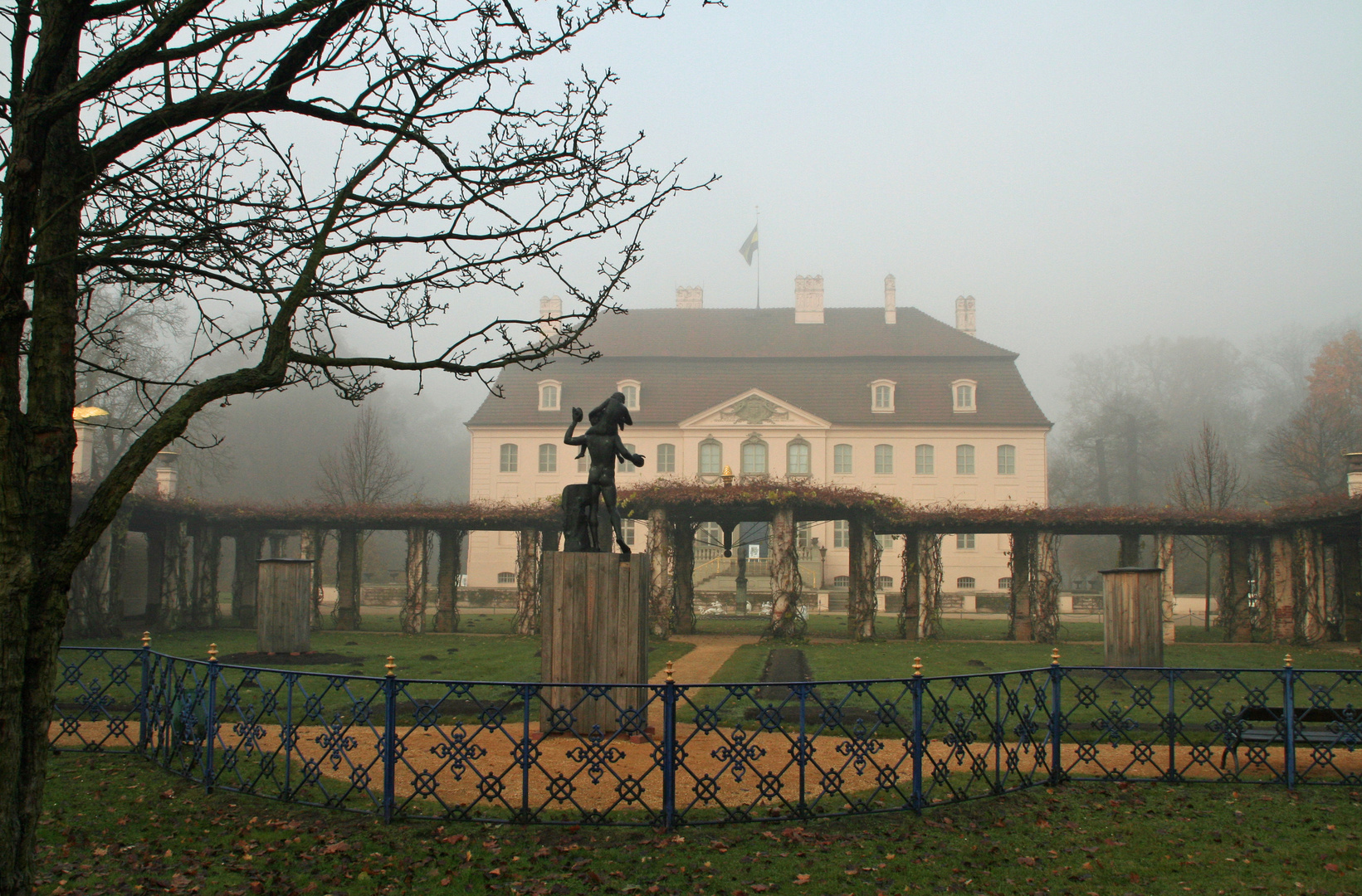 Cottbus: Das Branitzer Schloss im Nebel