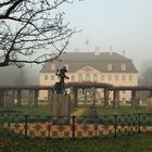 Cottbus: Das Branitzer Schloss im Nebel