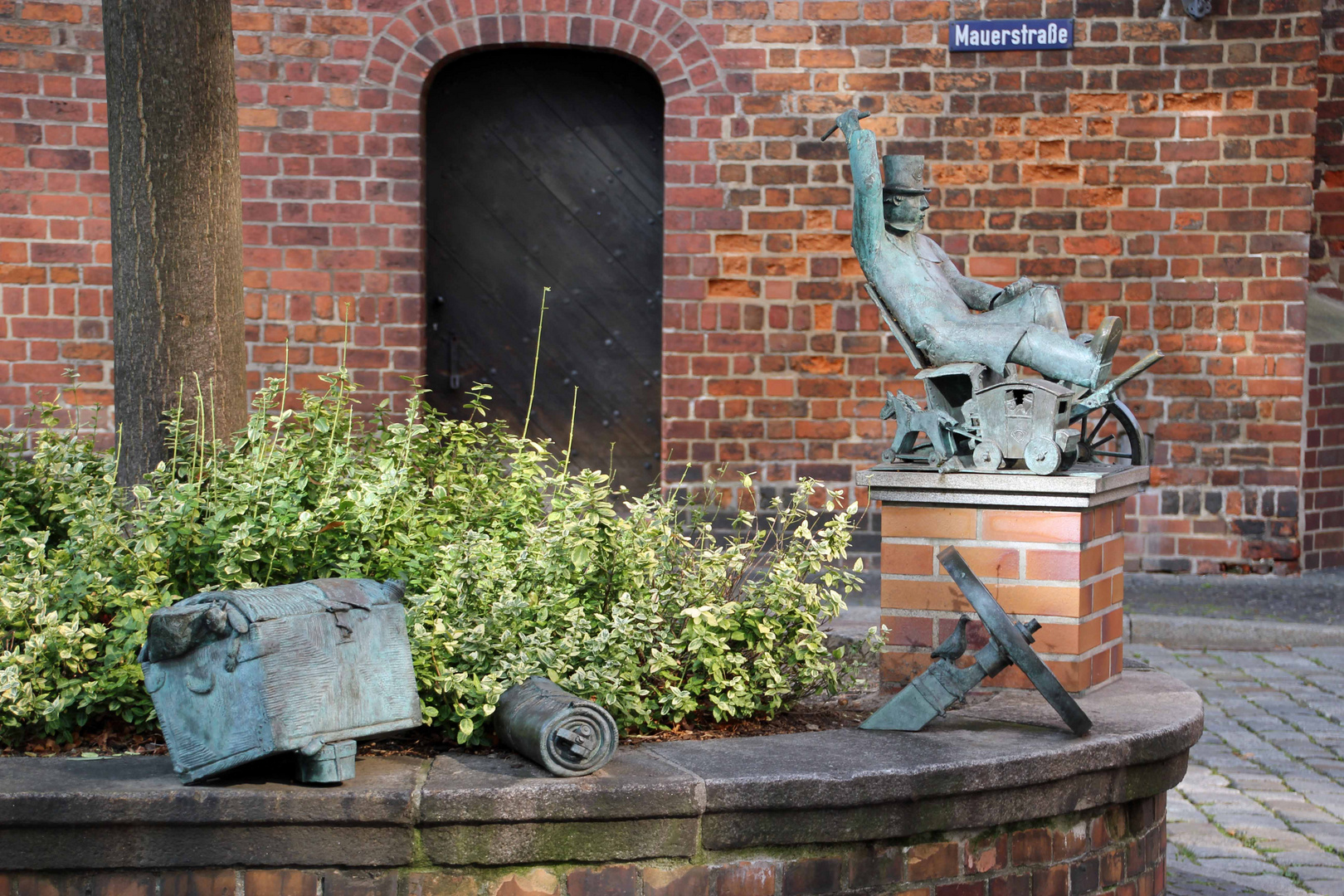 Cottbus: Das Postkutscherdenkmal vor der Lindenpforte