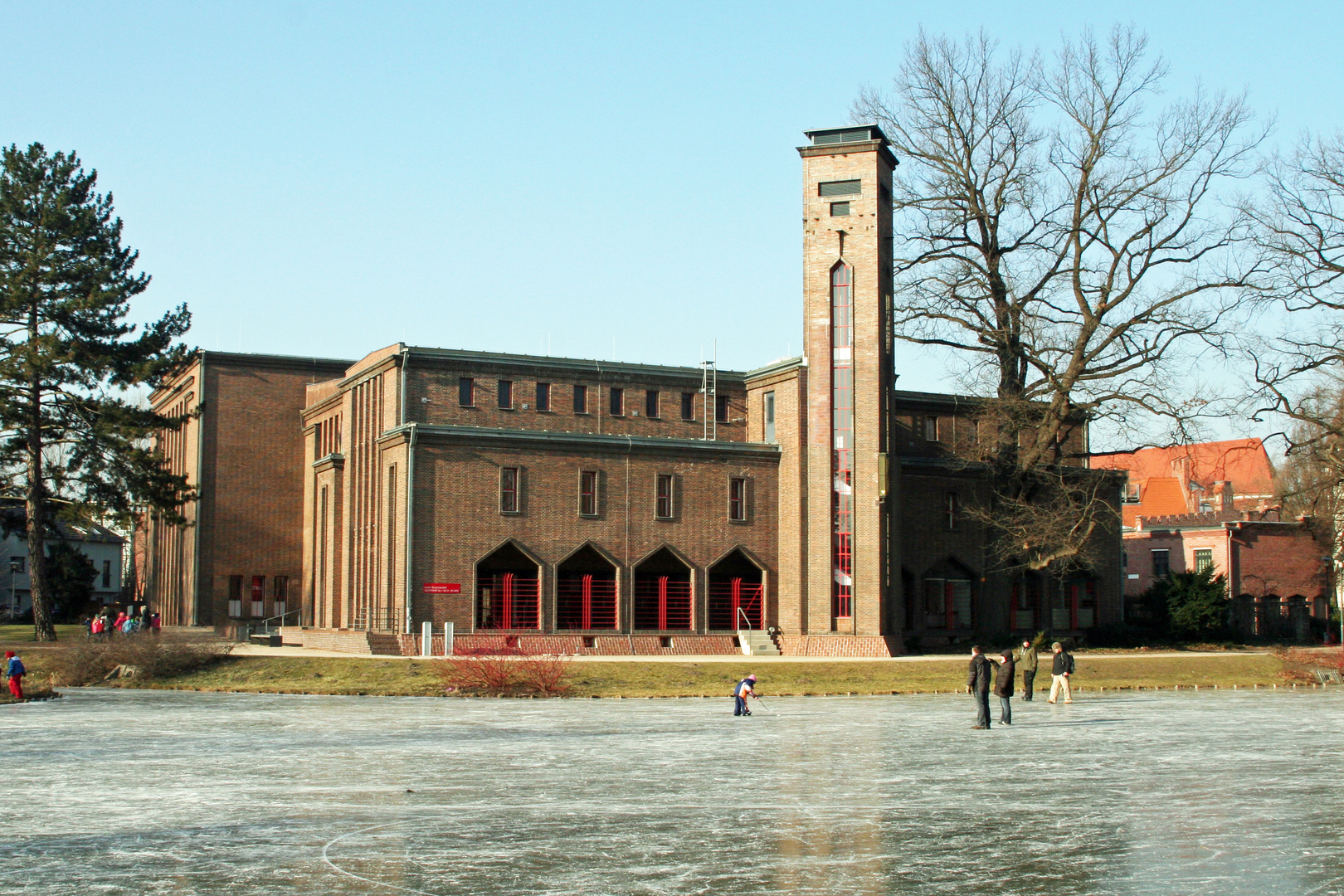 Cottbus: Der gefrorene Amtsteich ist zum Eislaufen freigegeben