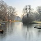 Cottbus: Der gefrorene Schilfsee im Branitzer Park.  Im Hintergrund das Schloss