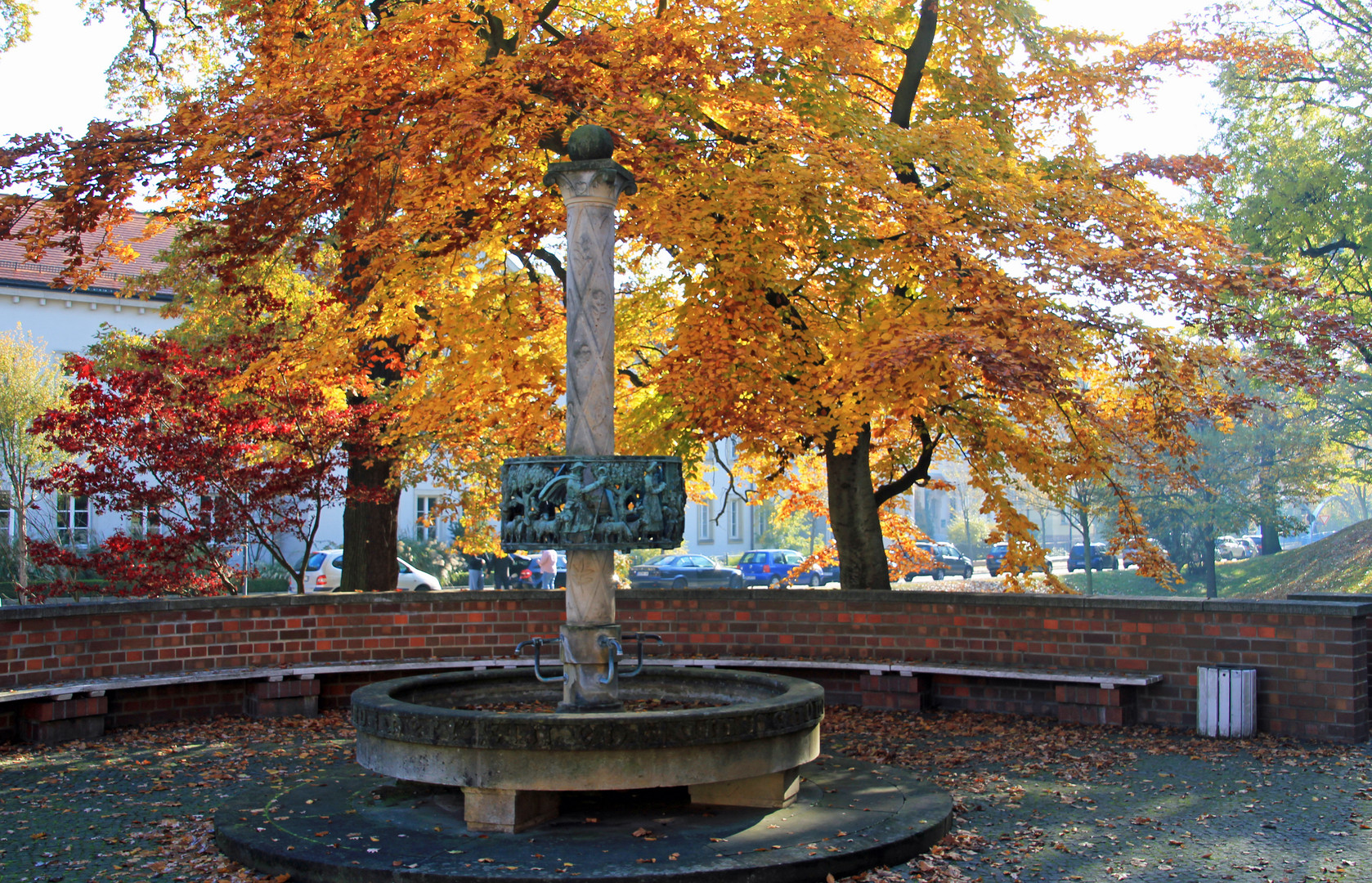 Cottbus: Der Tuchmacherbrunnen im Herbst