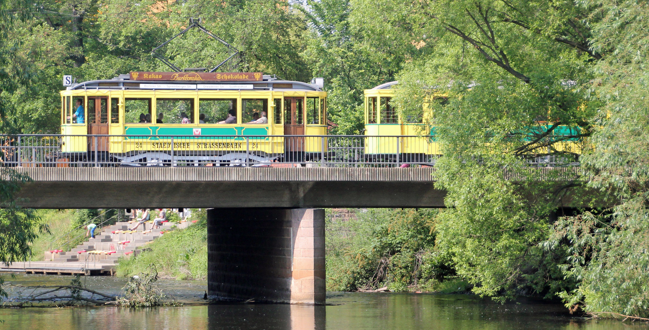 Cottbus: Die historische Straßenbahn auf der Sandower Spreebrücke