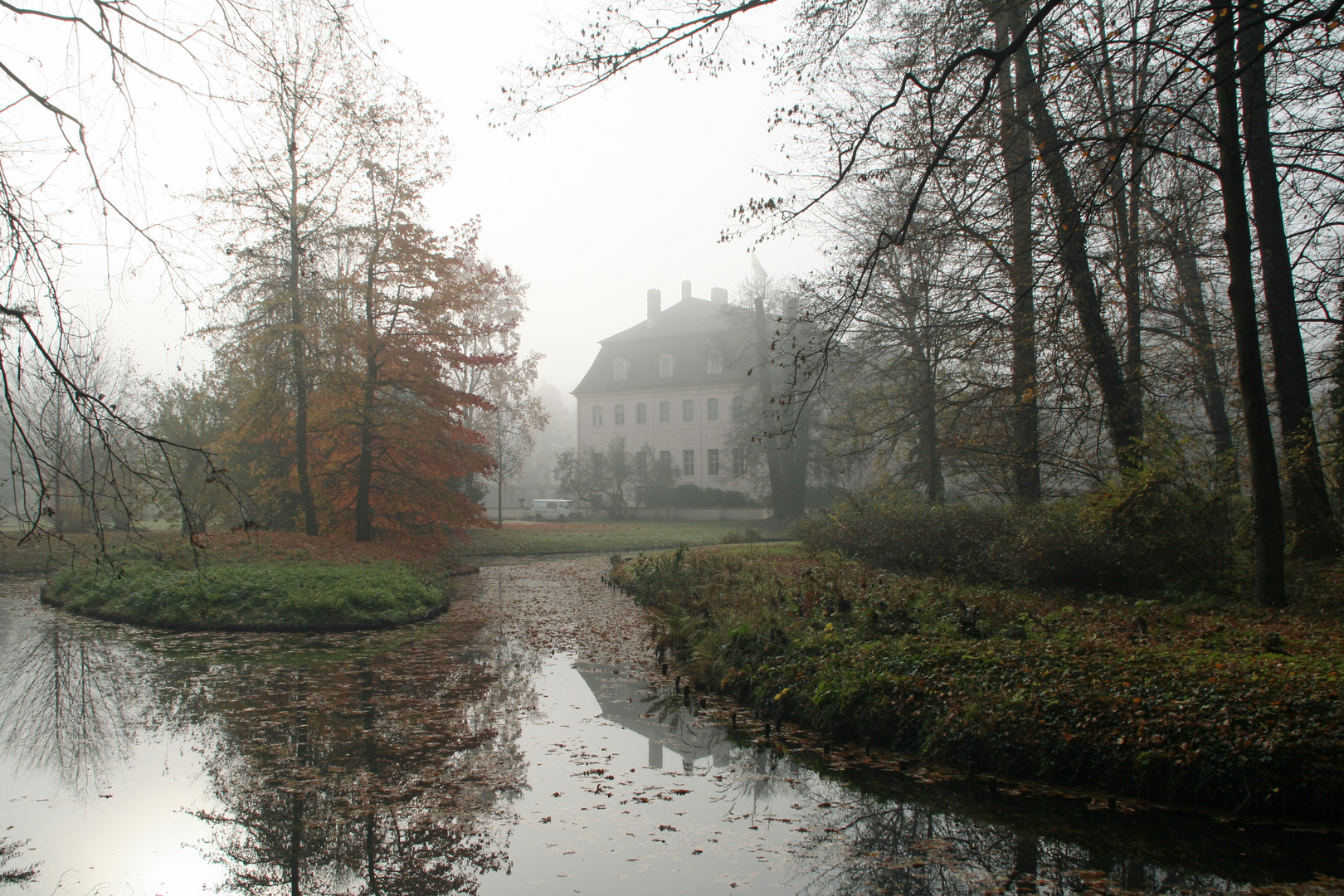 Cottbus: Die Nordseite des Branitzer Schlosses bei Nebel