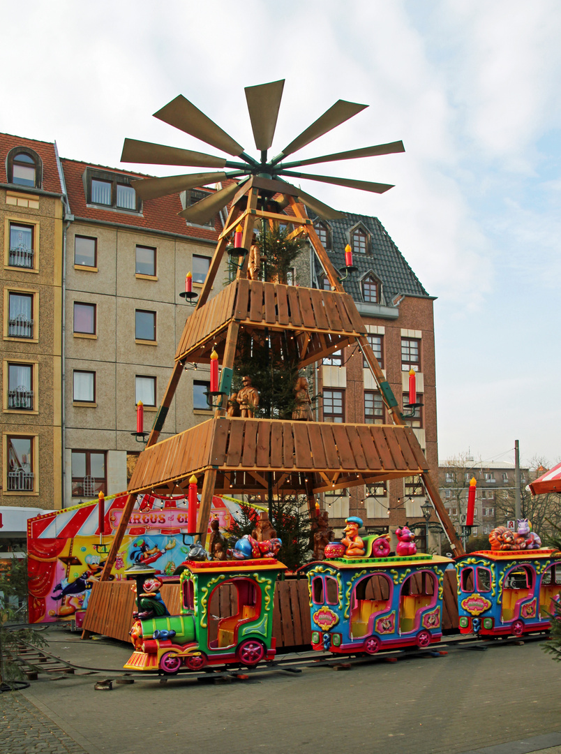 Cottbus: Die Pyramide auf dem Weihnachtsmarkt.