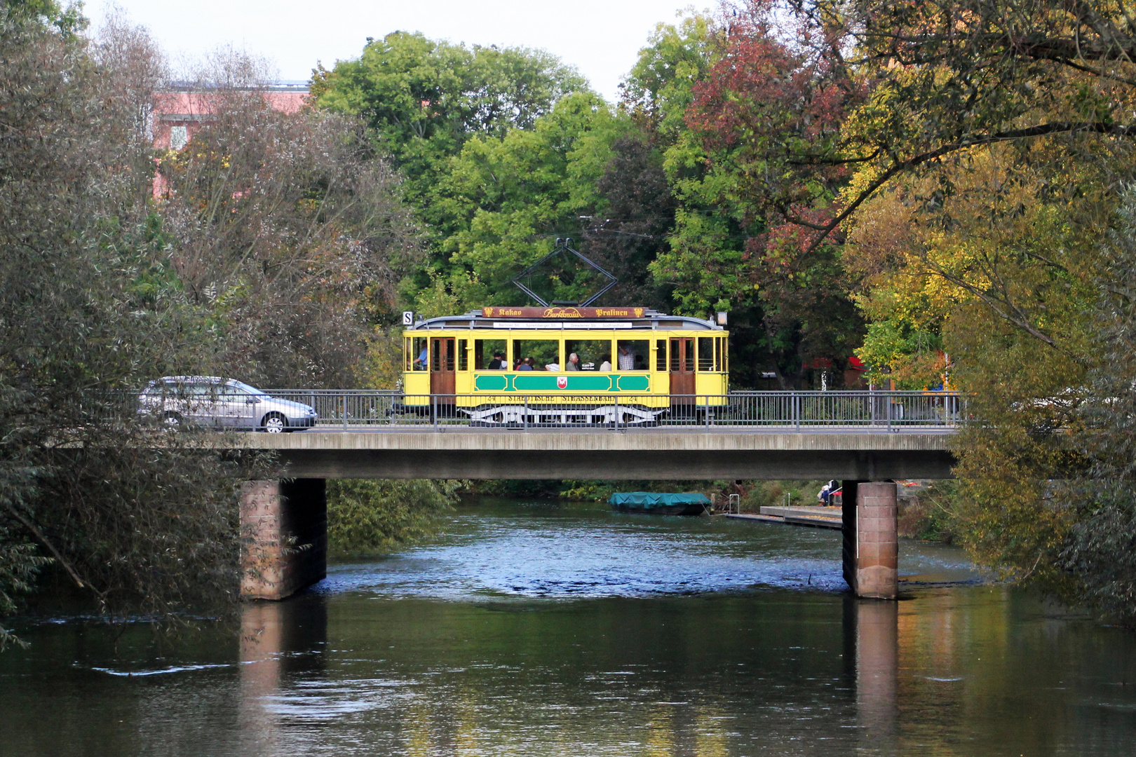 Cottbus: Die Sandower Brücke mit historischer Straßenbahn