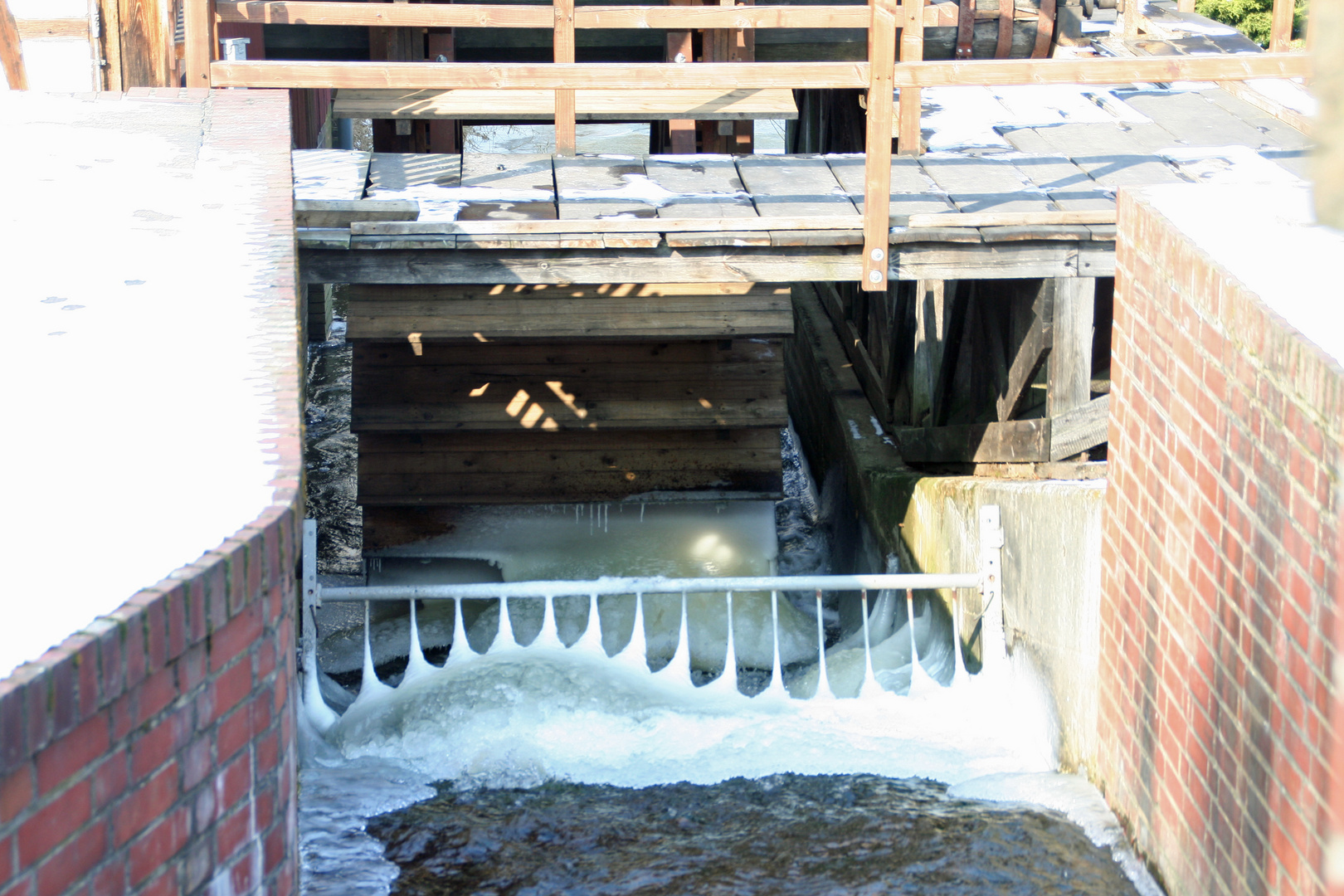 Cottbus :Eis am Wasserrad der Spreewehrmühle