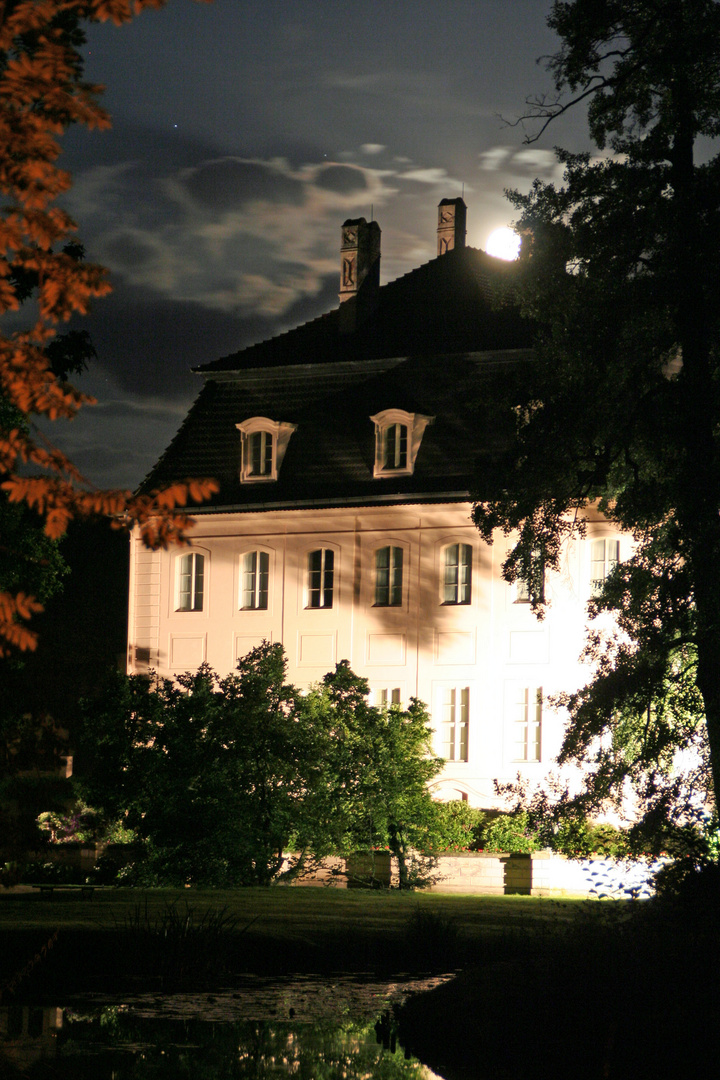 Cottbus: Mondschein über dem Schloss Branitz