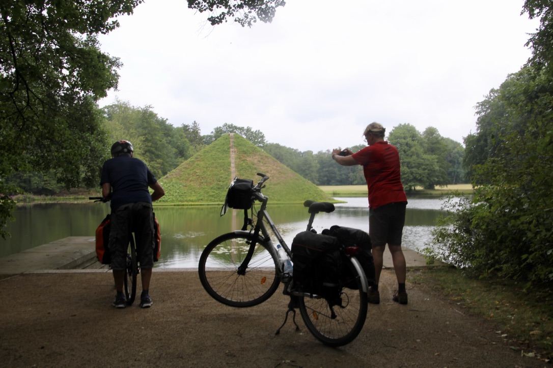 Cottbus: Radtouristen im Branitzer Park