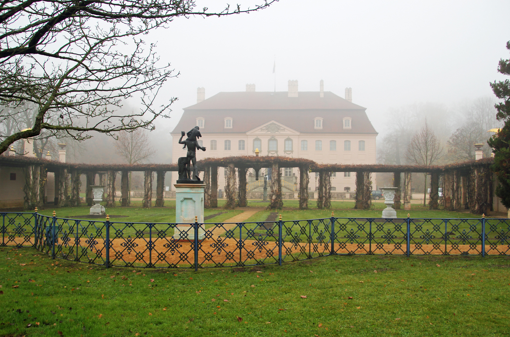 Cottbus: Schloss Branitz im Herbstnebel