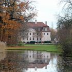 Cottbus: Schloss Branitz im Schlosssee gespiegelt