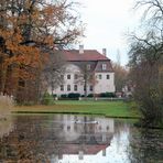 Cottbus: Schloss Branitz im Schlosssee gespiegelt