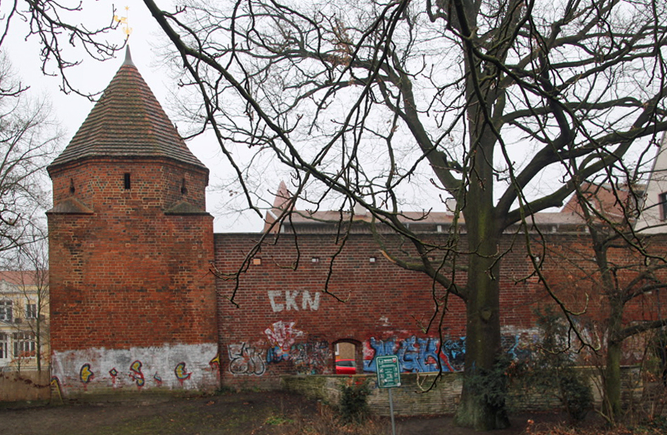 Cottbus: Schmierfinken an der Stadtmauer am Werk