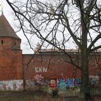 Cottbus: Schmierfinken an der Stadtmauer am Werk