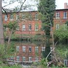 Cottbus: Spiegelung eines alten Fabrikgebäudes in der Spree