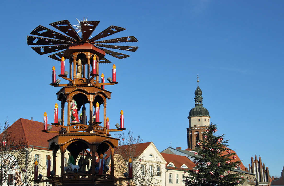 Cottbus: Weihnachtspyramide und Turm der Oberkirche