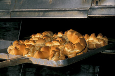 Cottura al forno del pane coccoi - Sardegna