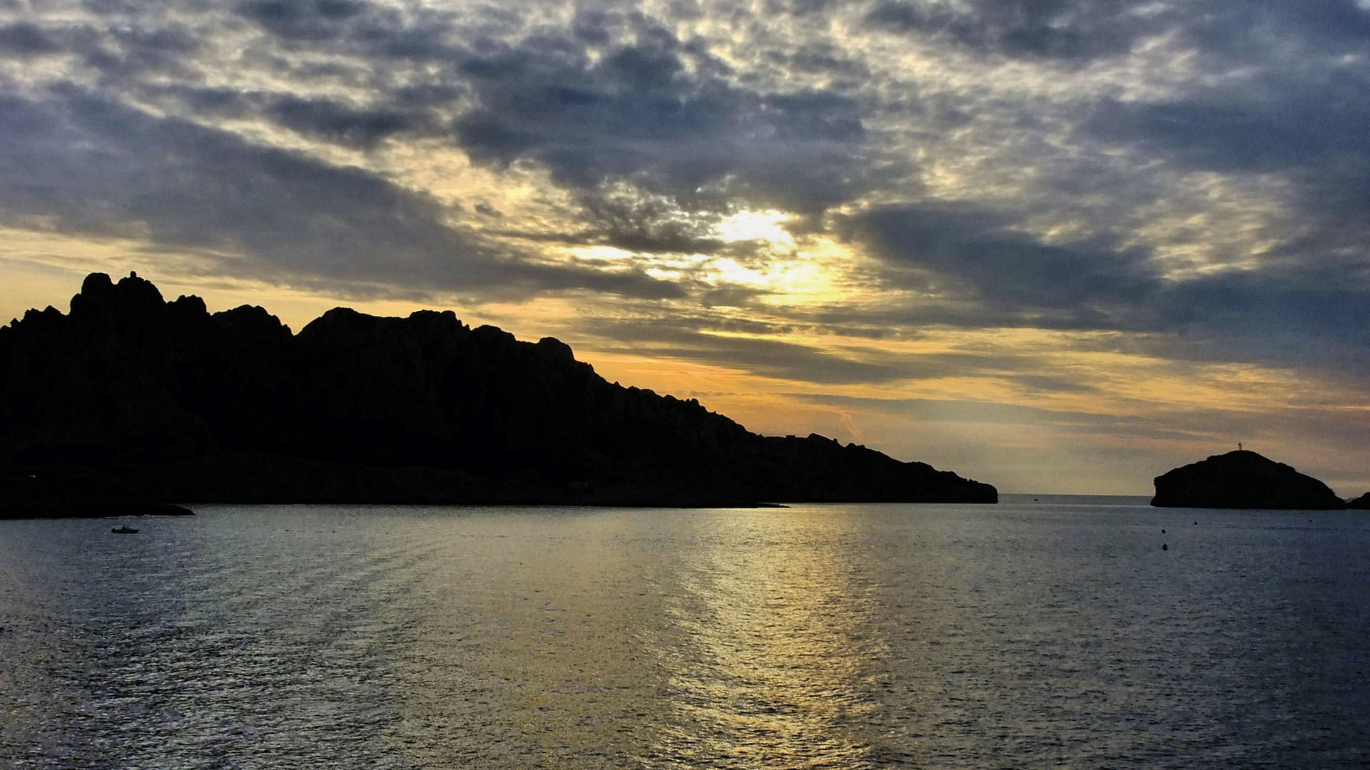 Couchant dans les calanques