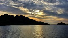 Couchant dans les calanques