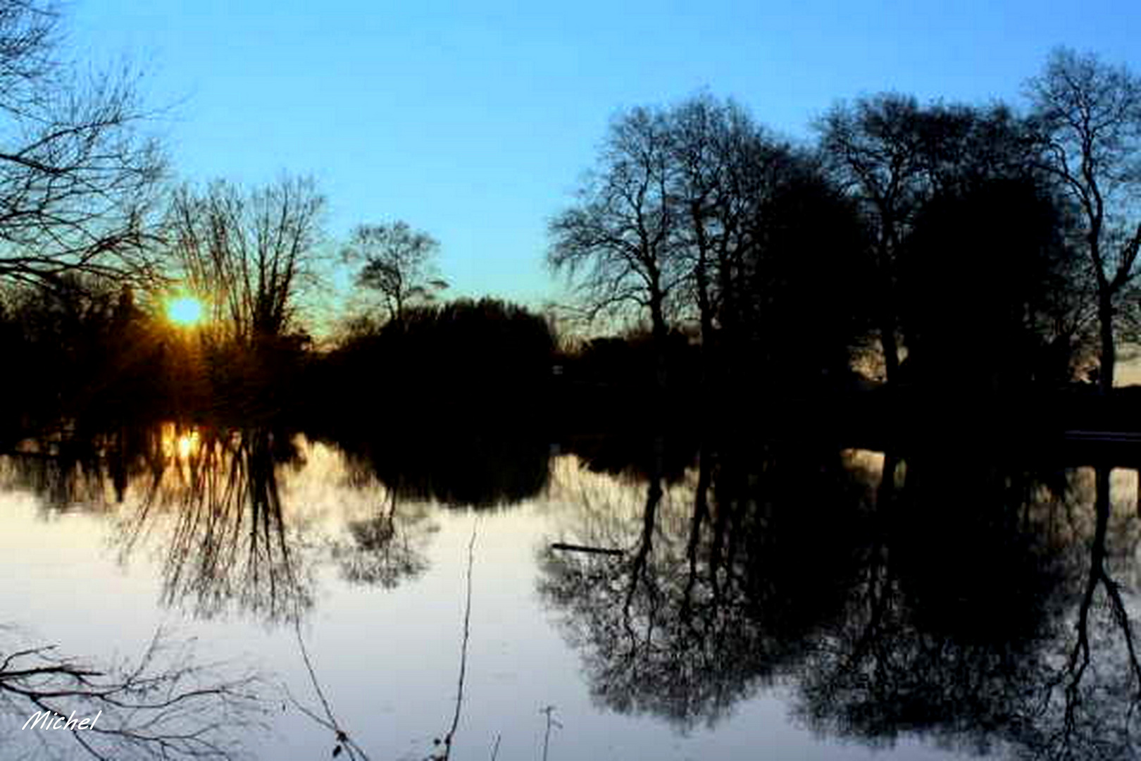 Couchant sur le fleuve